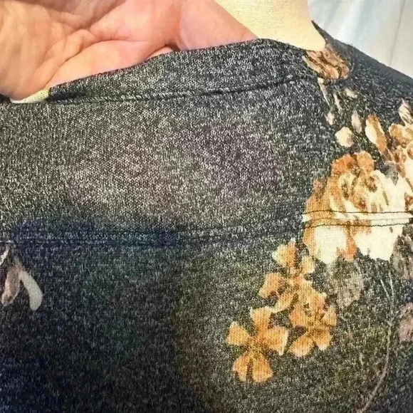 Women’s 3/4 sleeve lightweight shirt. Size medium. Non smoking home. - Picture 4 of 5